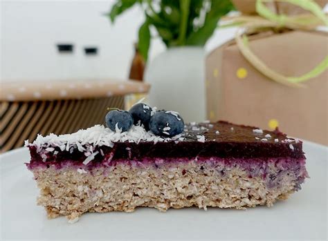 500g reife bananen 50g gehackte mandeln 100g rosinen 75g haferflocken 125g mehl 100ml öl zutaten vermengen, in einer kastenform bei 100° 60 min backen. Der perfekte Kuchen zum ersten Geburtstag - Vegan ...