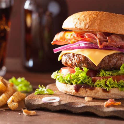 Come for the burgers, stay for the tweets. Recette Burger au bacon et au cheddar (facile, rapide)