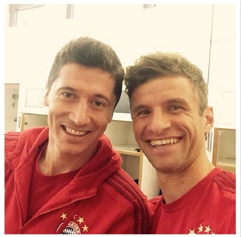 The man who's becoming sportbible's hero for the sheer. RL9min: Lewandowski posta com bola, não para de sorrir e ...