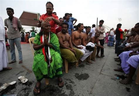 Mourners Shave Heads For Indias Jayalalitha Bbc News