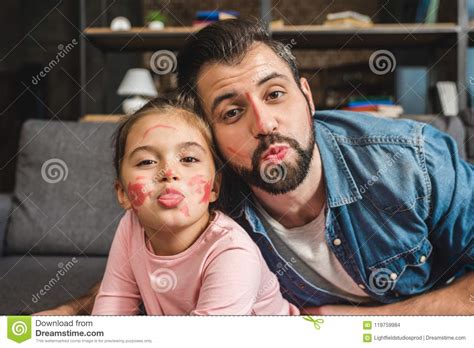 Padre Divertido E Hija Con Las Caras Pintadas Que Fingen Beso Foto De