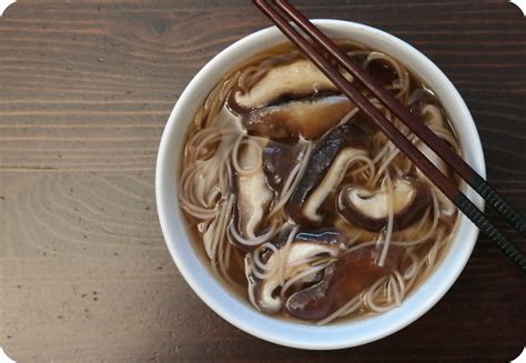 En esta sección encontrarás muchísimas propuestas pero ahora queremos hacerte un pequeño adelanto. Sopa de setas shiitake, receta fácil paso a paso