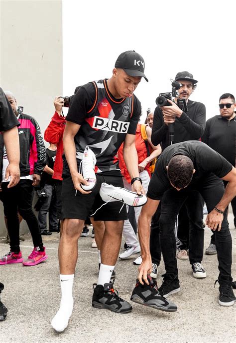 Frankreich trikot italien trikot kolumbien trikot kroatien trikot niederlande trikot nordirland trikot österreich psg (mbappe 7) kinder auswärtstrikot 2019/2020. Kylian Mbappé Präsentiert Unveröffentlichte PSG x Jordan ...