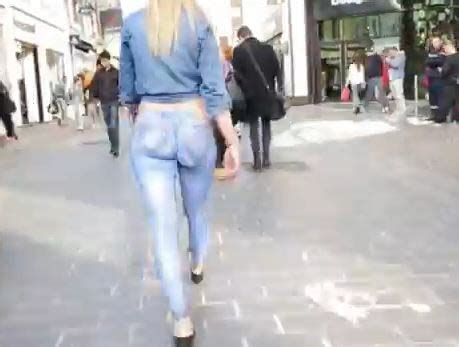 Elle Se Balade Dans Les Rues Avec Un Jean En Trompe L Il