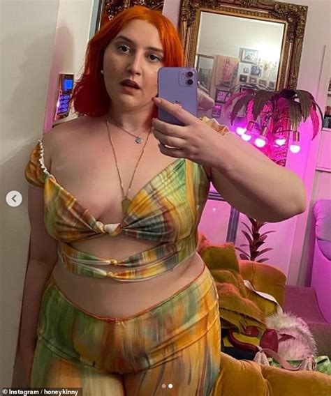 Jonathan Ross Daughter Honey Shows Off Her Curves In A Plunging Crop Top