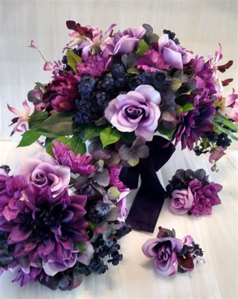Außerhalb ihrer blütezeit sind blumen meist um ein vielfaches teurer. romantische lila und lila Hochzeitssträuße, elegante ...