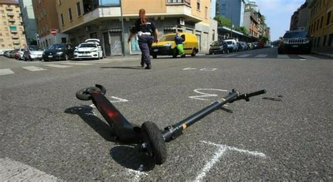 Milano Cade Dal Monopattino E Batte La Testa Enne Finisce In Coma