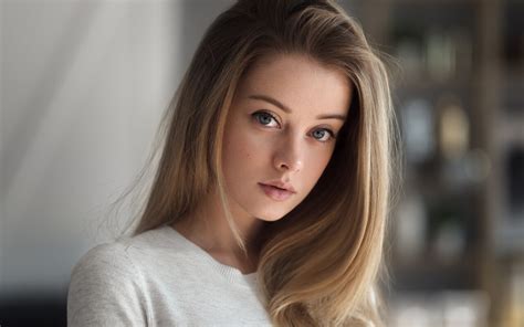 blue eyed long haired maria zhgenti russian blonde model girl wallpaper 001 1280x800