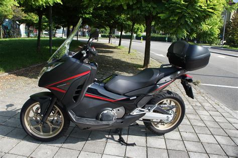 Creo que honda con este modelo ha cubierto sus expectativas y ha creado cierta polémica y dos grupos de opinión la caja de cambios dct ha recibido actualizaciones del software y ahora es mejor conductora que antes y en modo manual también notamos algo más. Honda Integra 750 S DCT - Prova su strada 2014 - 19/94