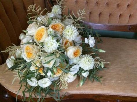 Scegli fra un'ampia gamma di scene simili. This 1940s style bridal bouquet is made of Beatrice garden ...