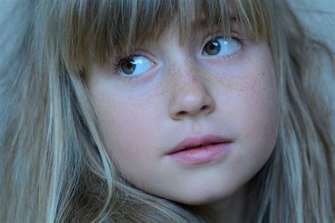 Fotos gratis persona niña cabello fotografía modelo color niño azul expresión facial