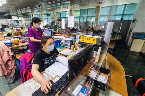 Видео 一萬元急難紓困申請日首日 區公所湧人潮【最新快訊】 канала 台視新聞 ttv news. 桃園真相新聞 - 「母親節趕工審核急難紓困案件」桃園市長鄭文燦慰勉區公所加班同仁