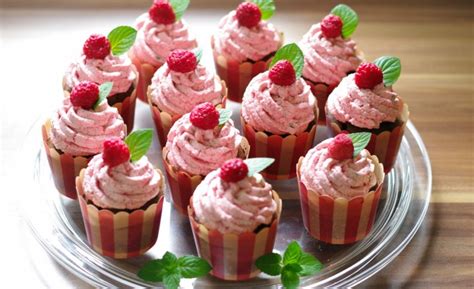 Todesstern zocker zimmer sterne anleitungen. Schokoladen Cupcakes mit Himbeer-Minz-Topping - Cupcakes ...