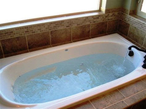 Hot tubs are regular, large tubs of hot water that are used to relax muscles and entertain. Whirlpool Tub Vs Jacuzzi - Bathtub Designs