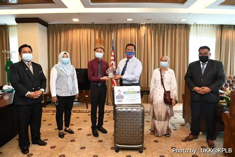 Hadiah rm1,000 diberi kepada anak selangor dari keluarga berpendapatan rm5,000 ke bawah, yang melanjutkan pendidikan ke pusat pengajian tinggi awam/swasta yang diiktiraf kerajaan yang mengikuti pengajian peringkat diploma atau ijazah sarjana muda. Bangga, Anak Orang Asli, Jome Cheng Berjaya Masuk Ke ...