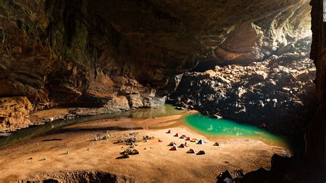 During a dive last month, a british team discovered an underwater tunnel connecting the largest cave, son doong, in vietnam, with another gigantic cave, called hang thung. See world's largest cave, Hang Son Doong, in Vietnam | CNN ...