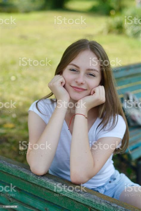 genç kızın yakın Çekim parkta bir bankta rahatlatıcı eğitim okul kızı gülümseyen genç kadın yaz