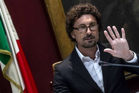 Danilo toninelli, classe 1974, nato a soresina in provincia di cremona, liceo scientifico a manerbio e laurea in giurisprudenza a brescia, guiderà il ministero delle infrastrutture e dei trasporti. Toninelli: "Venerdì in aula per Genova, ricostruzione ...