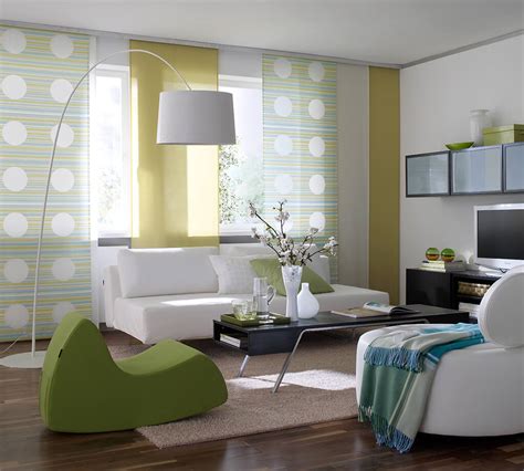 Dekoartikel wohnzimmer gardinen wohnzimmer modern silber wohnzimmer wohnzimmer designs moderne wohnzimmer wohnzimmer dekorieren neue wohnung wohnung einrichten fenster design. Sichtschutz im Wohnzimmer - moderne Plissees, Gardinen und ...
