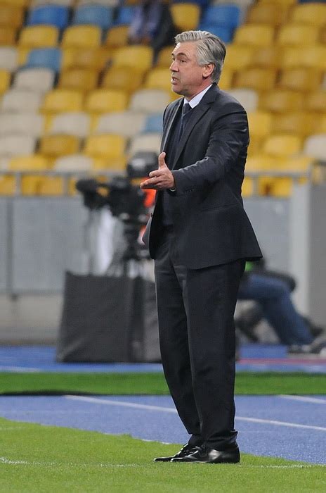 Carlo ancelotti compareció telemáticamente en la ciudad real madrid ante los medios de comunicación después de firmar su carlo ancelotti y florentino pérez.( foto: Carlo Ancelotti - football manager | Italy On This Day