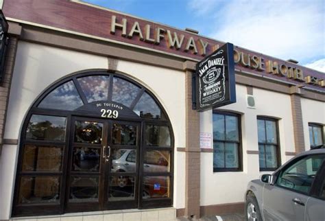 Bobby tries the mother of all burgers. The Halfway House Pub & Restaurant - The Half • Kimberley ...