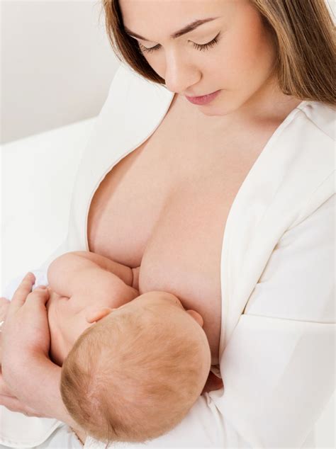 年轻的母亲母乳喂养可爱婴儿图片 妈妈母乳喂养的小婴儿素材 高清图片 摄影照片 寻图免费打包下载