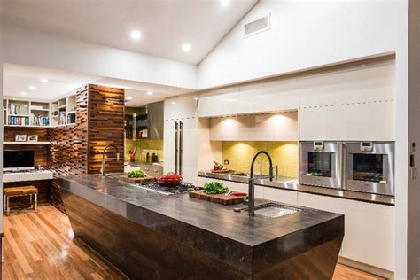 Beautiful Kitchen With Modern Touch Without Overwhelming The Space