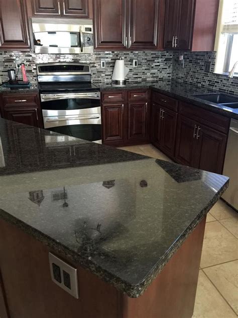 .granite countertops with kitchen backsplash ideas black granite countertops white cabinets. We're talking about a cabinet refacing of cherry, the ...