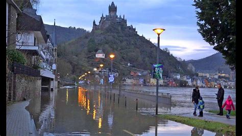 Mitglieder der feuerwehr sichern am 14. Hochwasser in Cochem an der Mosel 04.02.2021 - YouTube