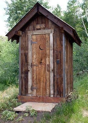 It would be simple to create a wooden box with an old license plate to secure the toilet tissue or towels. Pin on Mammaw's Place