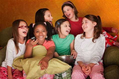 Groupe De Petites Filles Heureuses Photo stock Image du enfoncé