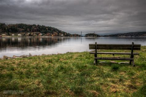 Uddevalla är omgivet av kala klippor, salt hav, fjäll och skog. Strandpromenaden, Uddevalla - Robert Qvist Photography