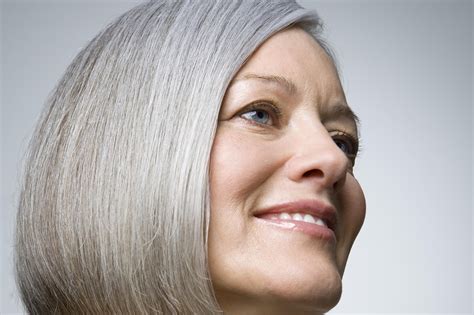 En règle générale, deux solutions s'offrent à vous quand les premiers cheveux blancs apparaissent : Comment prendre soin de ses cheveux blancs - Doctissimo