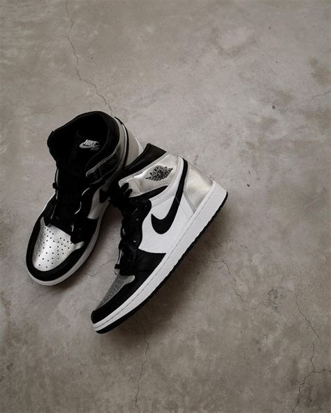 The jordan 1 silver toe (w) is a spinoff of the 2018 jordan 1 high gold toe, replacing metallic gold patent leather construction with metallic silver crinkled leather. MORE LOOKS AT THE AIR JORDAN 1 HIGH OG WMNS SILVER TOE ...