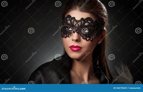 Retrato Da Jovem Mulher Sensual Atrativa Com Máscara Senhora Moreno