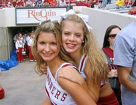 Oklahoma Cheerleader Hug Cheerleading Picture Poses Cheerleading Outfits University Of