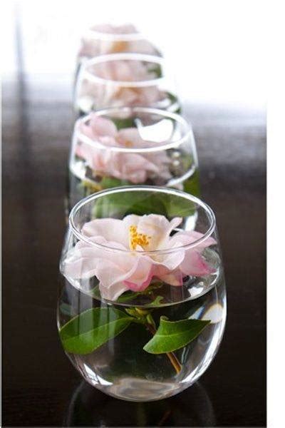 I don't make candles often these days just because i don't burn many candles with an active and busy toddler she also has a handy tip about using cloth spins to stabilize the candle wicks when pouring wax! Wodnerful DIY Unique Floating Candle Centerpiece With Flower