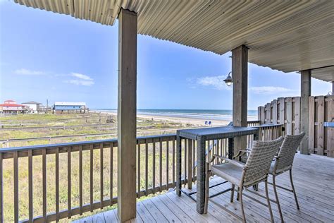 Surfside Beach Retreat w/ Deck & Ocean Views - Home Rental in Surfside
