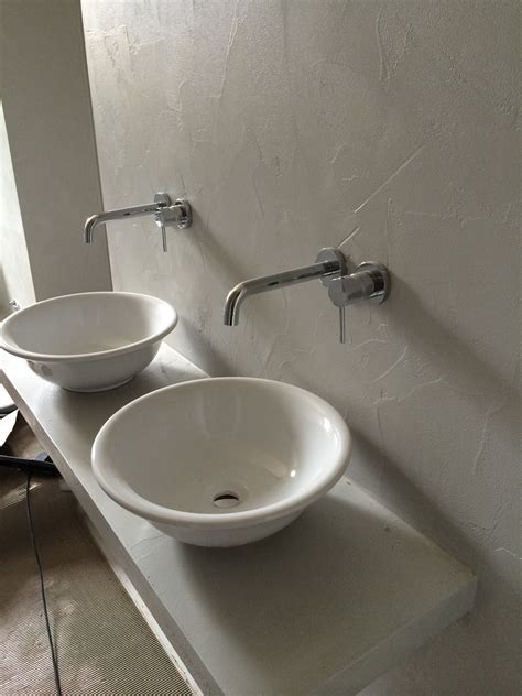 La peculiarità della resina la rendono particolarmente idonea per rivestimento di pavimenti e pareti di bagni, box doccia e servizi igienici in generale, sia di abitazioni private che di locali destinati al pubblico come bar, ristoranti, hotel ecc. Rivestimenti Bagni in Resina, come realizzarli? - TopResine