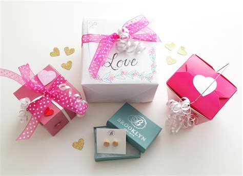 This valentine's day, surprise your loved ones with a homemade gift. Valentine's & Galentine's DIY Gift Wrap - Brooklyn Designs