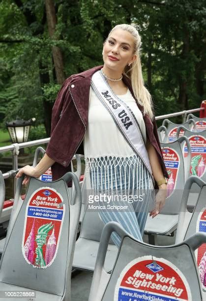 miss usa sarah rose summers and miss teen usa hailey colborn take their first double decker ride