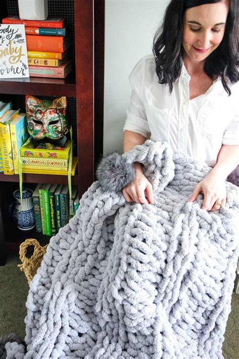 These chunky knit blanket are handmade, trendy and comfortable. DIY Chunky Knit Blanket in 2020 | Chunky knit blanket diy ...