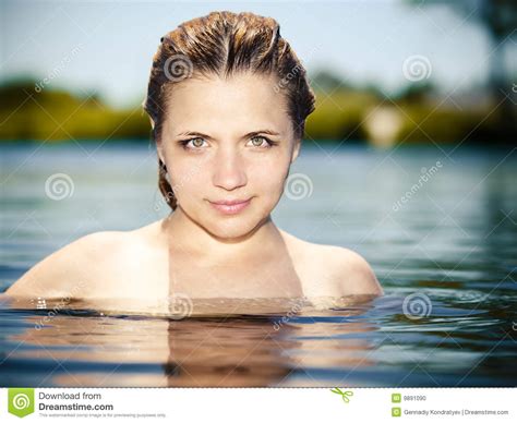 jeunes nus de l eau d épaules de fille photo stock image du attrayant beauté 9891090