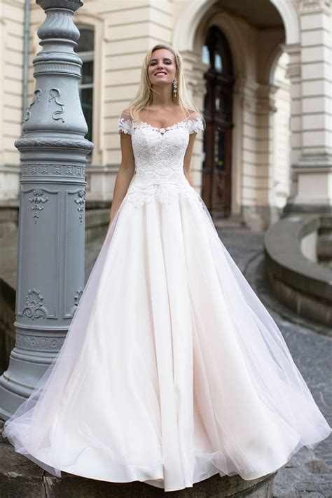 Bienvenue à mavogue.fr, les robes de mariée originales 2020 sont déjà actualisées. Robe de mariée fluide en dentelle - Oksana Mukha