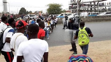 Manifestação em tempo de crise. Violência policial contra manifestantes faz um morto e ...