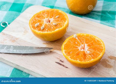 Naranja Cortada Por La Mitad En La Tabla Imagen De Archivo Imagen De