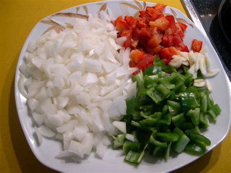 Vierte la leche templada y sin dejar de remover deja que toda la mezcla espese: Pavo o pollo al chilindrón.