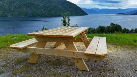 Dazu noch eine einfache bank aus ner gerüstbohle auf 3 massiven 6x6 metallfüßchen + etwas lack. Massive Sitzgruppe, Picknickbank selber bauen, Gartenbank ...