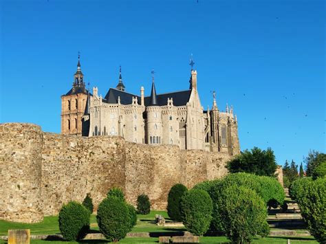 Het werd meer dan 2000 jaar geleden gesticht door keizer augustus. Astorga (Spanje) is een historische stad in de Franse route naar Santiago