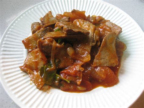 Iga babi ini digosok dengan campuran bumbu yang bersahaja dan disikat dengan saus 3 siung bawang putih, cincang. RESEPI NENNIE KHUZAIFAH: Daging masak merah ala Thai